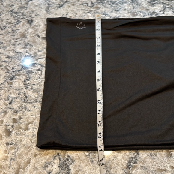 Beyond Yoga | Infinity Hidden Pocket Scarf in Black OS - Picture 5 of 8